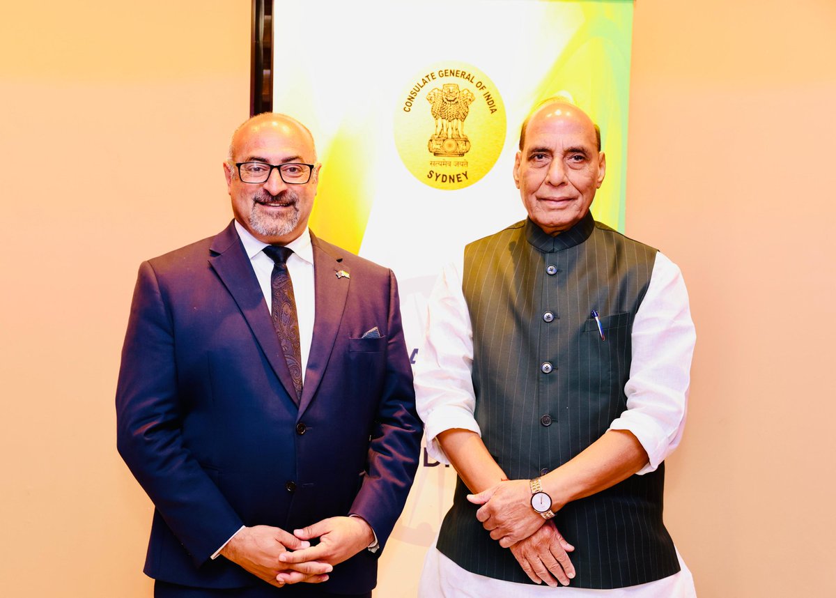 prodefencejammu's tweet image. 🇮🇳🤝🇦🇺 Raksha Mantri Shri @rajnathsingh addressed the first #IndiaAustralia #DefenceIndustry Business Round Table in Sydney. He invited Australian firms to co-develop &amp;amp; co-produce advanced defence systems with India, highlighting complementarities—Australia’s niche tech in