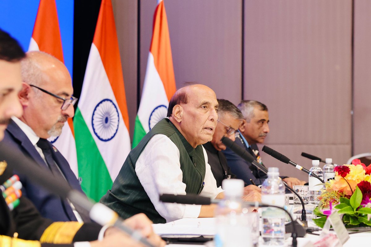prodefencejammu's tweet image. 🇮🇳🤝🇦🇺 Raksha Mantri Shri @rajnathsingh addressed the first #IndiaAustralia #DefenceIndustry Business Round Table in Sydney. He invited Australian firms to co-develop &amp;amp; co-produce advanced defence systems with India, highlighting complementarities—Australia’s niche tech in