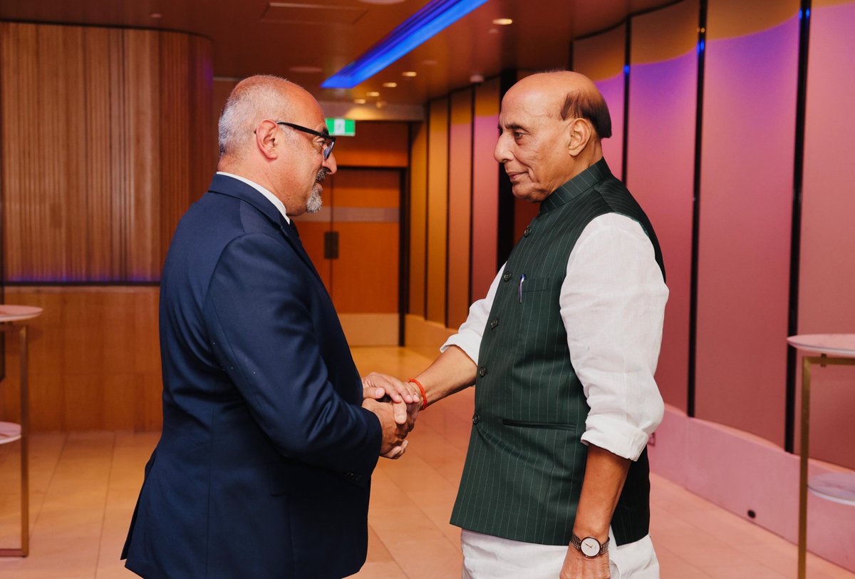 prodefencejammu's tweet image. 🇮🇳🤝🇦🇺 Raksha Mantri Shri @rajnathsingh addressed the first #IndiaAustralia #DefenceIndustry Business Round Table in Sydney. He invited Australian firms to co-develop &amp;amp; co-produce advanced defence systems with India, highlighting complementarities—Australia’s niche tech in