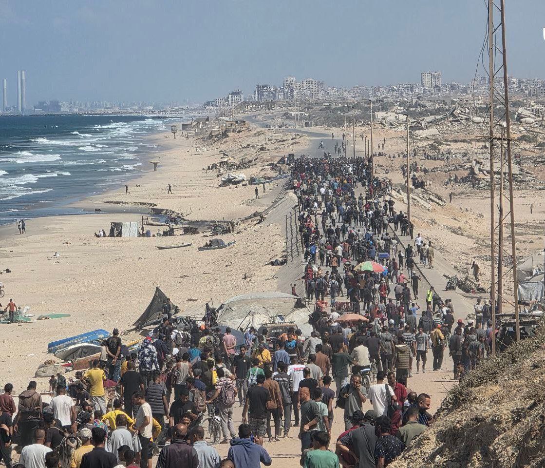 Bayanov74's tweet image. Migliaia di palestinesi sfollati stanno tornando a #GazaCity dopo il ritiro delle forze di occupazione ISRL dalle linee concordate..

t.me/unavocenelsile…