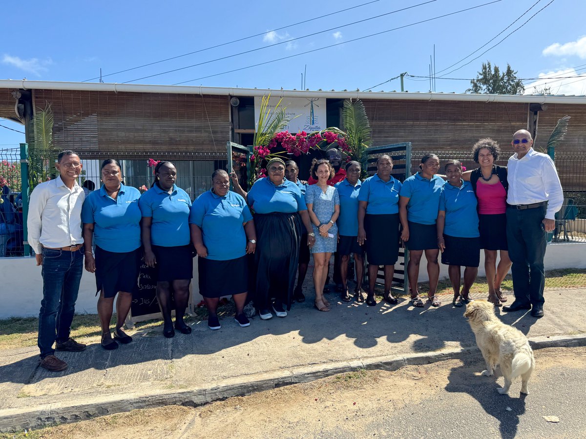 UNDPMauritius's tweet image. 🌊12 women in Rodrigues swapped their fishing cards for #AlternativeLivelihoods — launching a craft center &amp; restaurant in Graviers.
Learn how the project, supported by @UNDP @theGEF @sgpmauritius is empowering women &amp; reducing pressure on the lagoon👇
undp.org/mauritius-seyc…