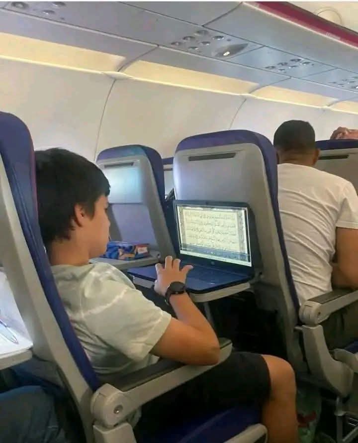 ITalhaOff's tweet image. جب شاخیں پھل دینا شروع کر دیں تو سمجھ جانا کے اس کی جڑیں مضبوط تھیں....!!❤️...

#designerthoughts