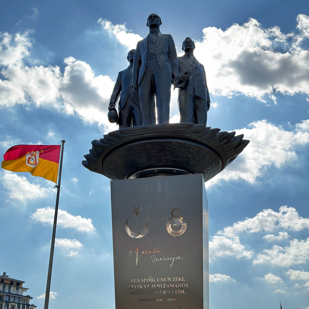 Galatasaray, RAMS Park'a Mustafa Kemal Atatürk, Ali Sami Yen ve Tevfik Fikret'in anıtını yerleştirdi.