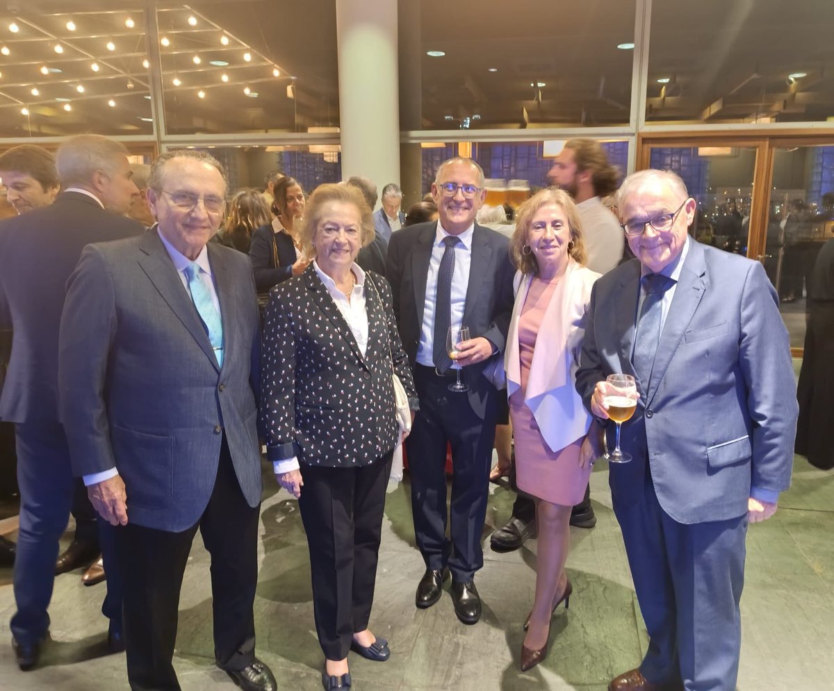 La APG, en el 25 aniversario del periódico "La Opinión" de A Coruña. Nuestra presidenta, María Méndez, y nuestro consejero Alberto Barciela, con el presidente, vicepresidente y director en Galicia de Prensa Ibérica, Javier Moll, Arantza Sarasola y Juan Carlos Dasilva. Felicidades
