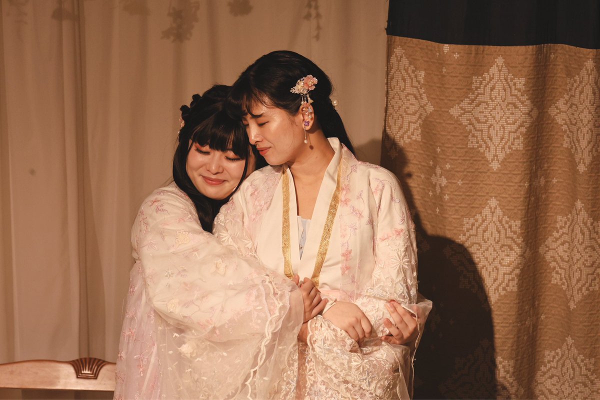 izure_mo's tweet photo. ◤ #いずれも菖杜　
　　配信終了まであと9日　◢

不思議なお香を取り扱うお香屋【儚ノ香】
2人の可愛らしい香綴姉妹がお迎えしてくれます
しっかり者のぽぷりさんと天真爛漫な芳香ちゃん

そんな��の良い姉妹のシーンは、作中随所にございますので、是非観てくださいませ

📷ゲネ撮影 榊光彌様 https://t.co/FBuwBEV4oS