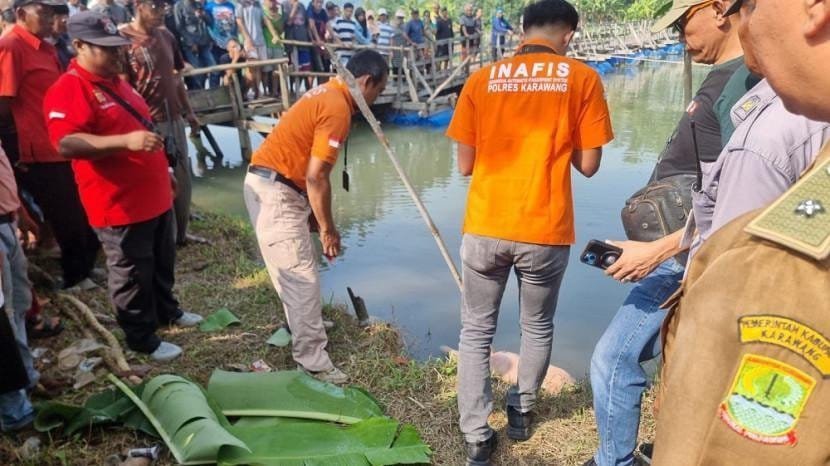 Dwivedimdia's tweet photo. 😢 Tragis di #Karawang — Video terakhir Dina Oktaviani, pegawai minimarket yang ditemukan tewas di Sungai Citarum, viral di media sosial. Polisi sudah amankan pelaku berinisial H, motif masih diselidiki. #DinaOktaviani
✅👇🔰
https://t.co/BcVMAKEt4B https://t.co/ZsxrKdzoT9