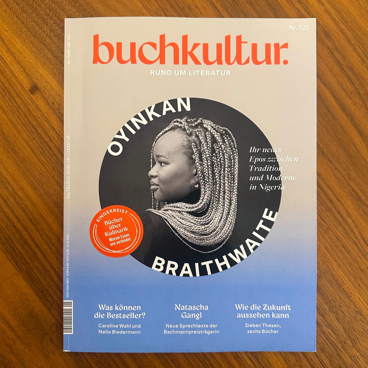 Heute erscheint die neue Buchkultur, und sie ist noch ein bisschen neuer als die Ausgaben zuvor: Wir haben an vielen kleinen Knöpfen gedreht und das Magazin optisch runderneuert: Buchkultur 222 jetzt überall erhältlich, wo es gute Zeitschriften gibt!