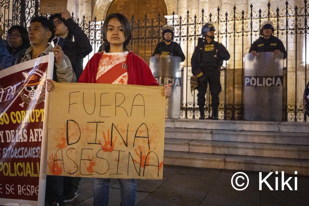𝐂𝐚𝐦𝐛𝐢𝐨 𝐝𝐞 𝐫𝐮𝐦𝐛𝐨 𝐞𝐧 𝐏𝐞𝐫𝐮́.
Anoche, en Arequipa, nos acostamos teniendo como presidenta del Perú a una mujer; hoy despertamos con un nuevo presidente. El país vuelve a cambiar de rumbo entre la indignación y la incertidumbre. En las calles, la voz ciudadana sigue
