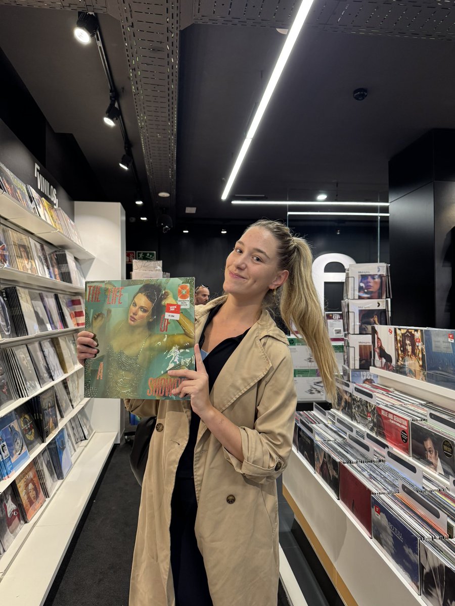 lucia_swiftiee's tweet image. I can’t believe it’s been ONE WEEK of #TSTheLifeOfAShowgirl like how?!! I’m mesmerised by this album, it’s 💯