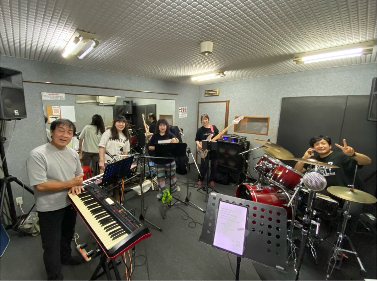 大西さん、リスナーの皆さんこんばんは❗️
『Days Gone By 』オンエアありがとうございます

今日はCHEERS のリハやってます🎸

明日は銀杏祭 頑張ります🎵

明日よろしくお願いします😄
 #thenite