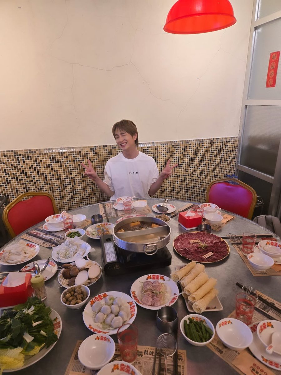 jinkination's tweet photo. jinki and food are besties🥺 https://t.co/glhjDwzFvp