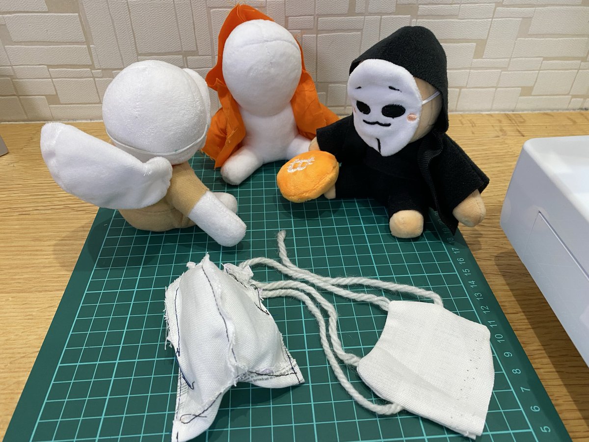 I’m working on a new Local Satoshi plush design.
The prototype is kindly modeling it for me.
I’ll keep experimenting a bit more.