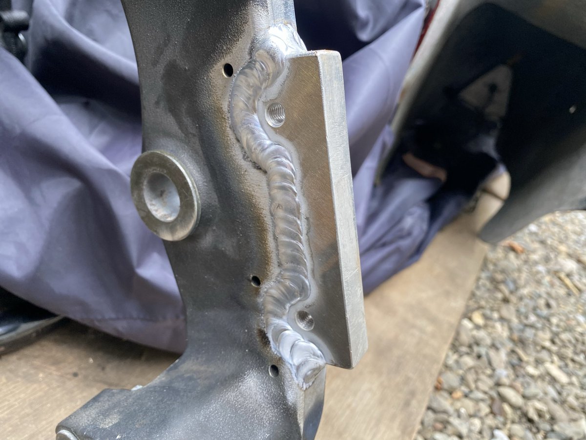 R1の修理もやる気出して進めました
フレーム単体にしてステップボスを上下一体にしたプレートを作り、近所の溶接屋さんで溶接してもらいました
1/1プラモデル感覚で組み立てたいと思います😉