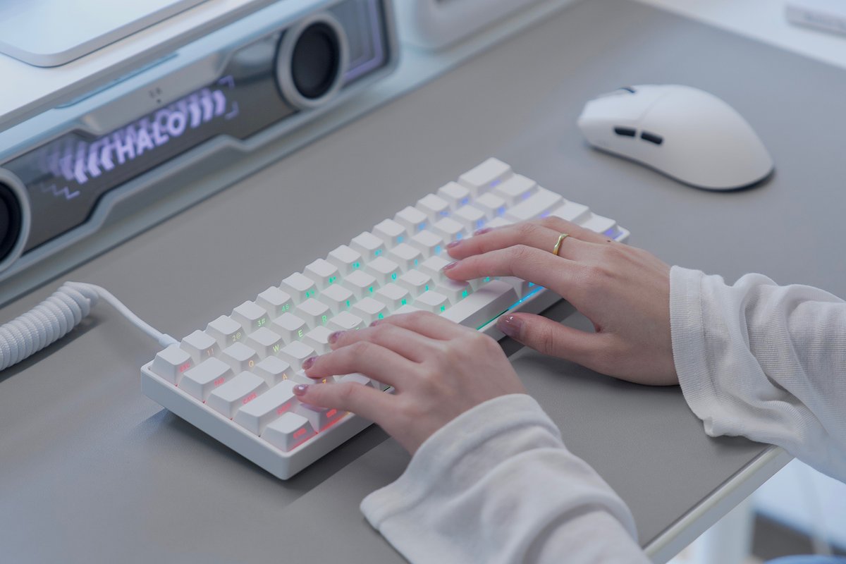 MonsGeek's tweet image. Building the clean setup dream with the White FUN60 Pro HE.

Crisp clicks, fast reactions — whether gaming or typing.

#monsgeek #monsgeekfun60 #fun60he #hekeyboard