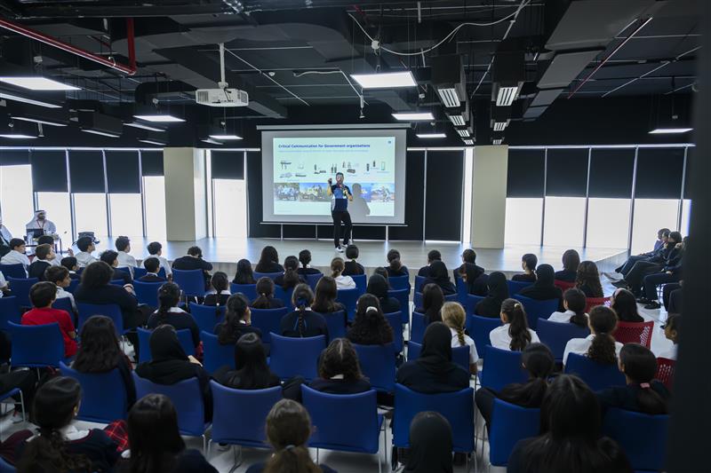 _edgegroup's tweet image. Hundreds of young minds. One shared vision – the UAE’s future in space. EDGE, together with the @UAESpaceAgency and @Space42ai, led a nationwide Space Roadshow themed &apos;Living in Space&apos; across six schools and universities, inspiring students to look beyond our planet. Through…
