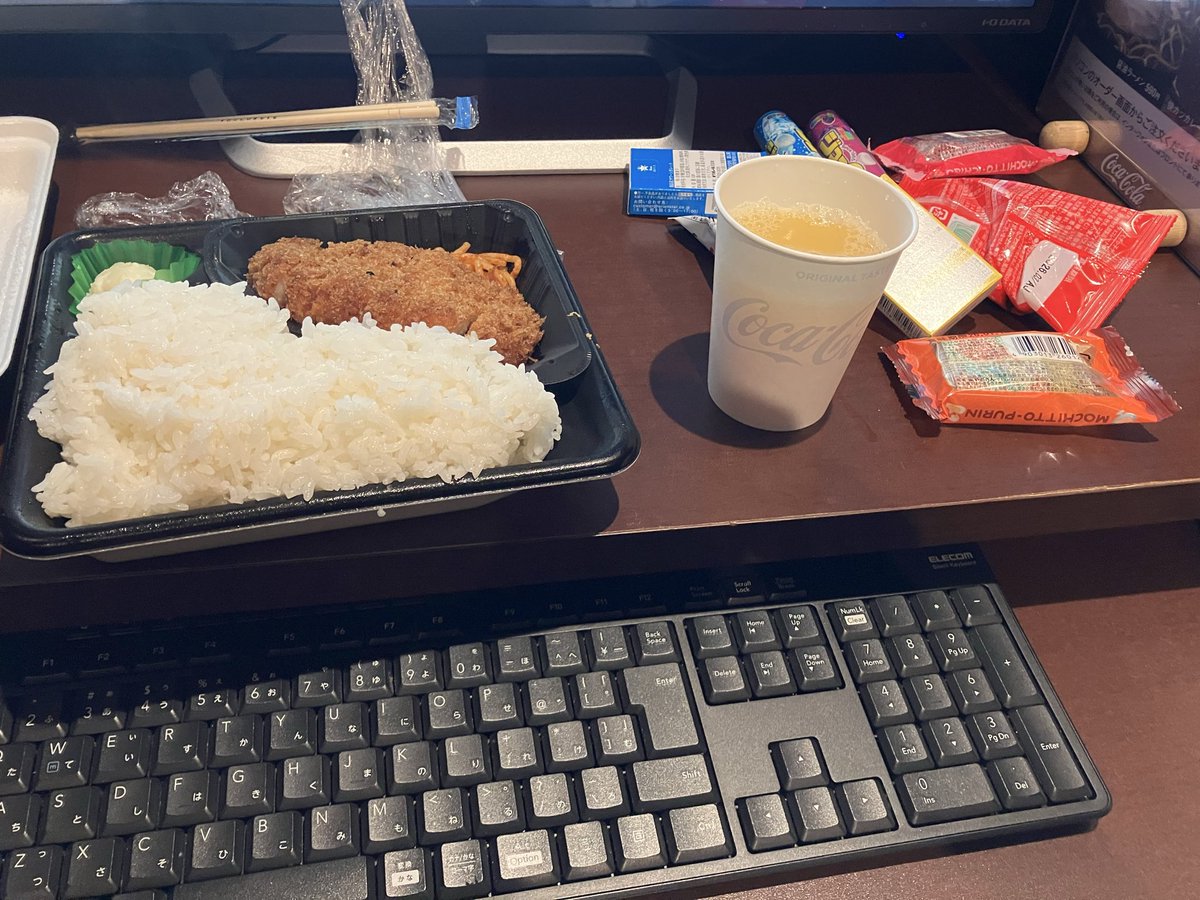 Jo6nGl's tweet image. 駄菓子屋で取ったお菓子とポプラ弁当✌️