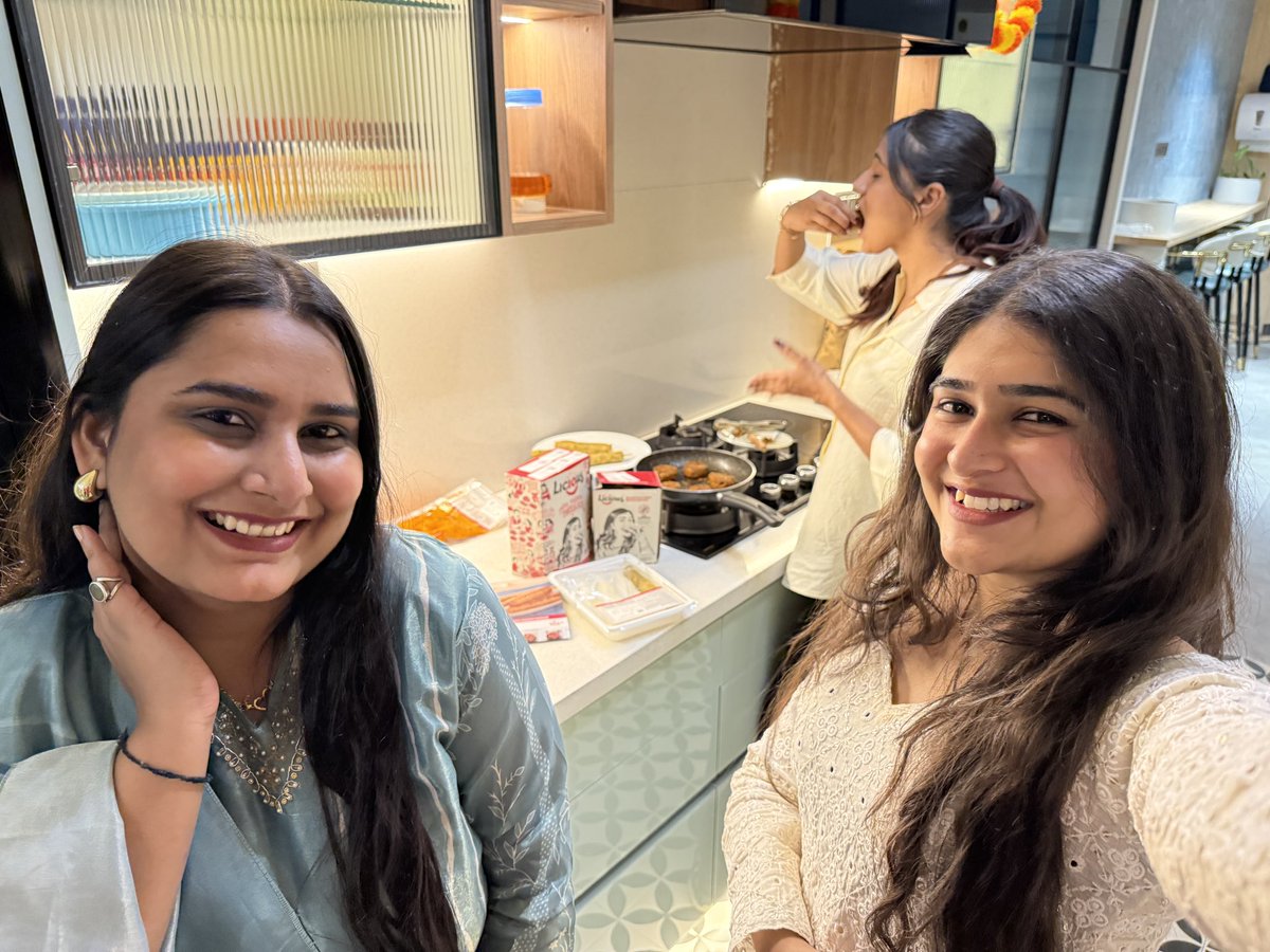 ShutupAyushiii's tweet image. Spent hours prepping for a full house party, got the playlist right, set up snacks, and even made sure the drinks were perfect. Then this picture landed in my DMs and it’s clear that the kebabs were the real star of the night 😭