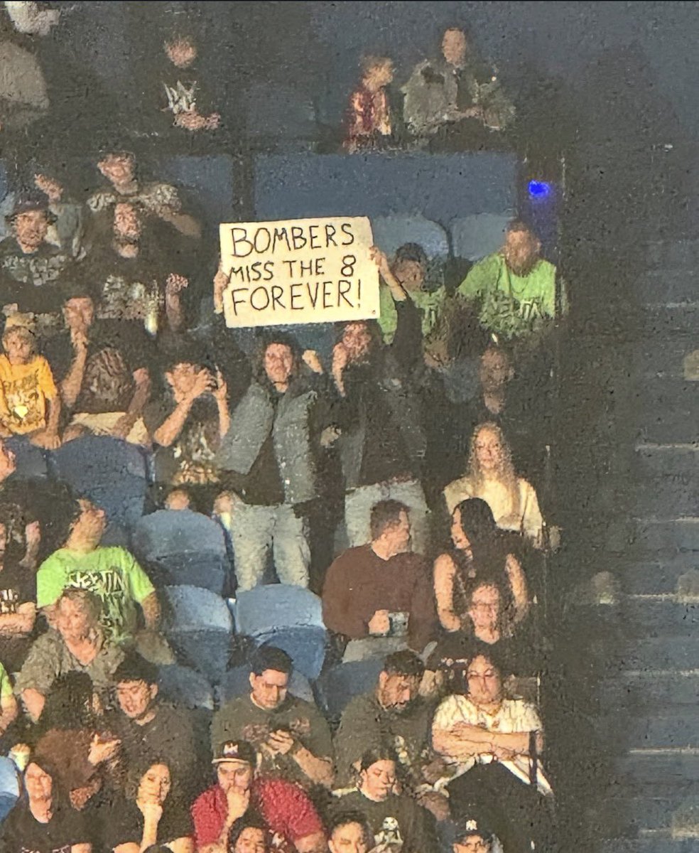 IncrediblyBozza's tweet image. That one Essendon supporter at wrestling in Perth 😂🤣 #SmackDown #WWESmackDown #WWEPerth