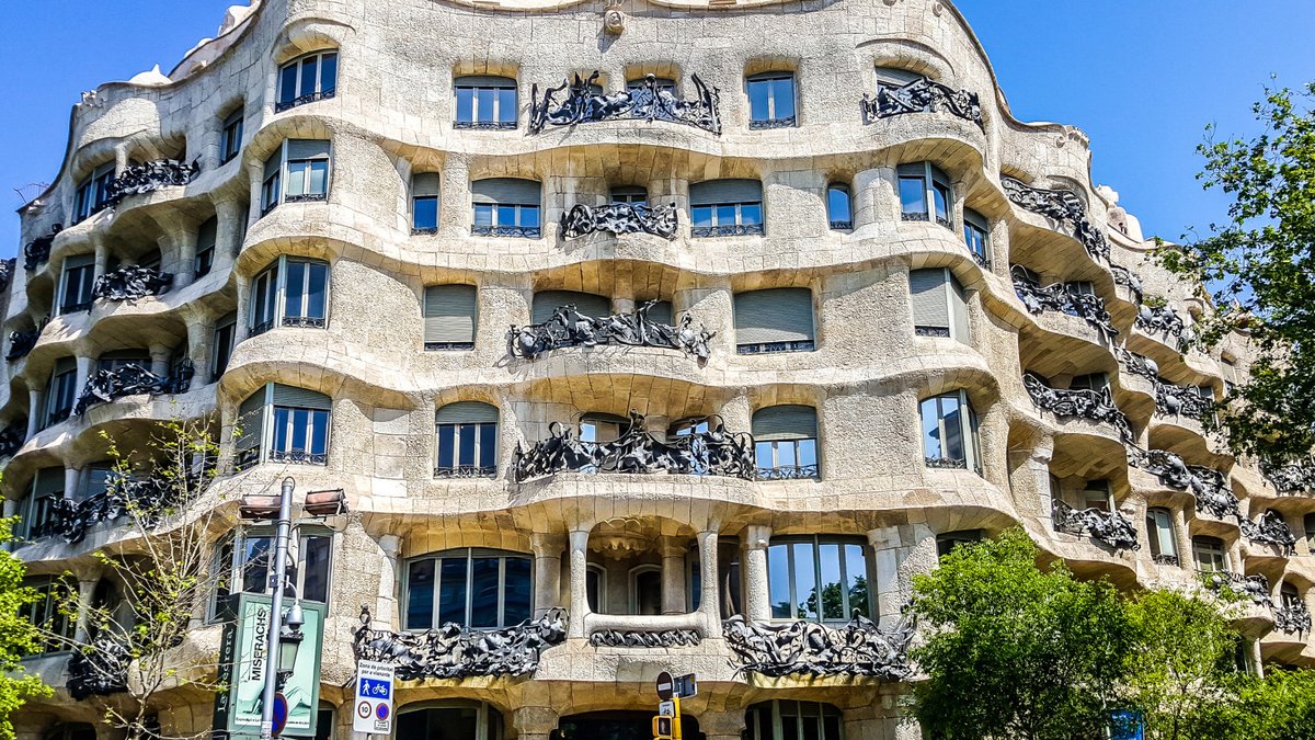 EspanaEnLatam's tweet image. 🏛️La Casa Milà, más conocida como La Pedrera, es la última gran obra civil de Gaudí y una joya del modernismo catalán 🌊🔥

#VisitaEspaña #España #Cataluña #Barcelona #Modernismo #Gaudí #LaPedrera #CasaMilá #TurismoCultural #EspañaEsCultura #Patrimonio