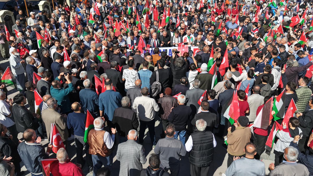 Gazze’de yaşanan zulmü protesto etmek için düzenlenen yürüyüş ve sergi, Valimiz Sn.<a href="/malikumbuzoglu/">Mehmet Ali Kumbuzoğlu</a>’nun da iştirakiyle gerçekleştirildi.