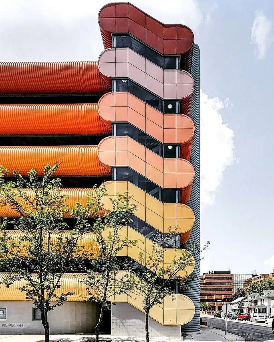 arcpresentation's tweet image. The Division Street Garage, known by locals as the “Habitrail,” or the “ Hamster Cage,” is a colorful 1989 parking lot in downtown East Lansing, Michigan.
Designed by @work.ac @j.mayer.h @nicolas_buffe