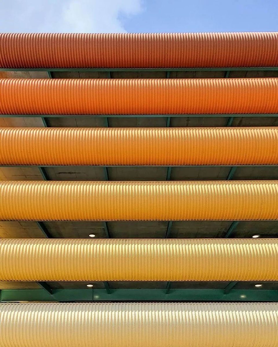 arcpresentation's tweet image. The Division Street Garage, known by locals as the “Habitrail,” or the “ Hamster Cage,” is a colorful 1989 parking lot in downtown East Lansing, Michigan.
Designed by @work.ac @j.mayer.h @nicolas_buffe