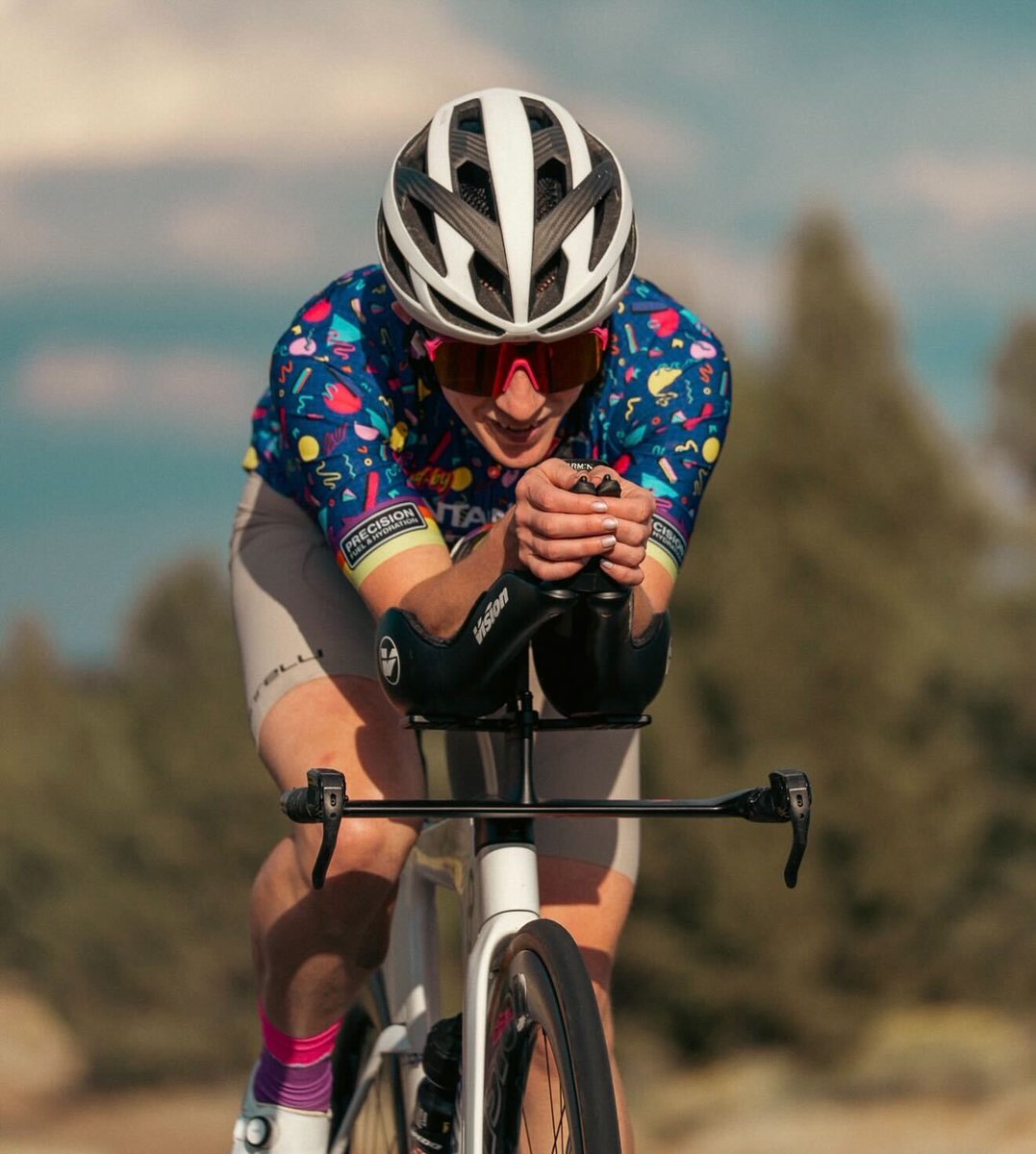RudyProjectNA's tweet image. Good luck to @JackieTriGirl, @danilewistri, and Fiona Moriarty as they race the @IRONMANtri World Championship in #Kona this Saturday. Your resilience, grit, and determination inspire us with every mile and every effort. You&apos;ve got this. 💪
📸: @jackiemhering, @fionamoriartytri