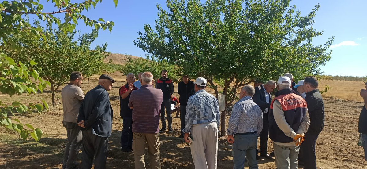 İl Müdürlüğümüz ve İlçe Müdürlüğümüz Teknik Personellerince, Göller Mahalle Muhtarı Veysel UĞUR' un bahçesinde; çiftçilerimizin katılımı ile uygulamalı olarak ''Don Sonrası Budama ve Sonbahar Bakımı'' konulu eğitim toplantısı düzenlenmiştir.