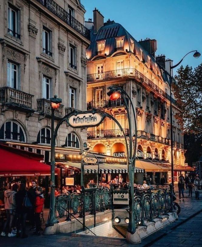 Happy Friday and bon week-end à tous! #Paris #Travel #France #FridayVibes #Architecture #Parisjetaime 📸 joetthommas IG