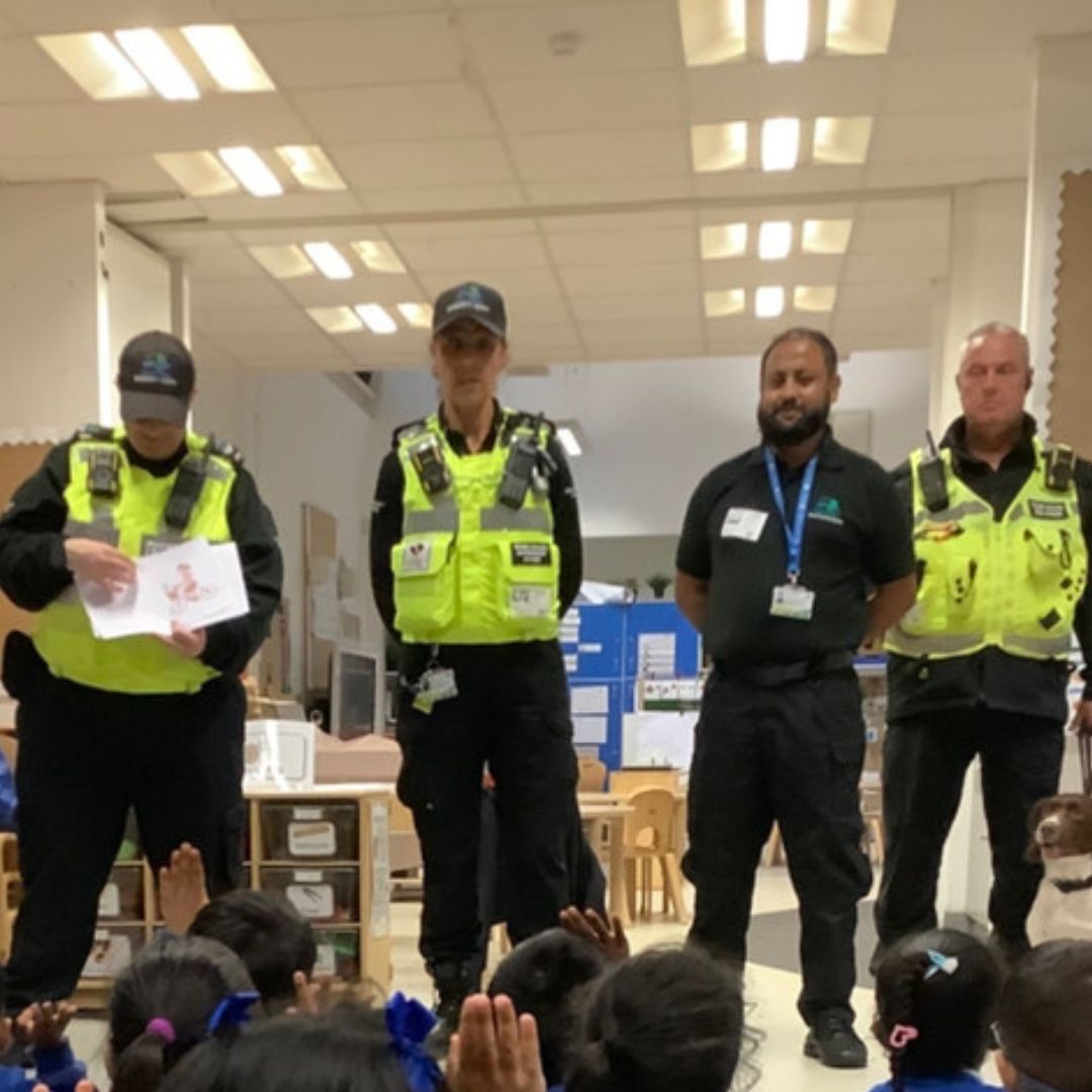 TowerHamletsNow's tweet image. Our #THEOs joined a Primary School Career Day to share what it’s like in their role.
The children tried on uniforms, used radios and saw the 🐕 K9 unit in action.
They showed so much excitement, enthusiasm &amp;amp; curiosity - a brilliant day all round!