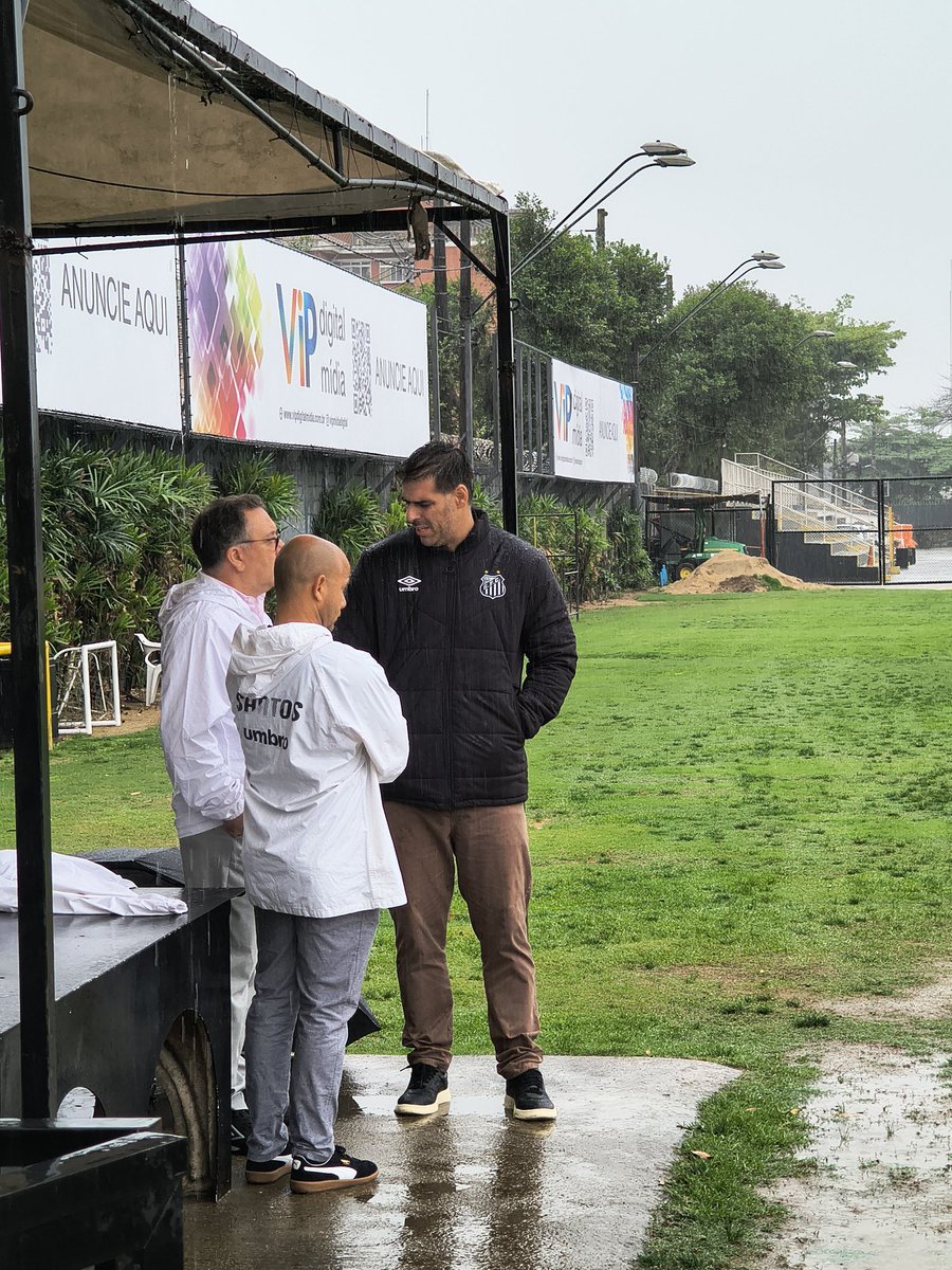 deolhonopeixe's tweet image. 🚨 PRESIDENTE NO CT🚨

O presidente Marcelo Teixeira presente no CT Rei Pelé para acompanhar o treino desta manhã. O alto mandatário conversa com Leo e Gustavo Ferreira durante a atividade... #deolhonopeixe