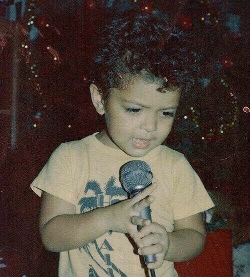 acervobrunomars's tweet image. 🍭 MODO CRIANÇA ATIVADO! 
• quando? DIA 12 (domingo) 
• que horas? a partir das 10hrs 

🧸 Preparem os álbuns antigos! 
A brincadeira é: 
📸 sua foto favorita quando criança vs a foto favorita do seu fav quando criança! 

Vamos brincar juntos? Marque o @acervobrunomars