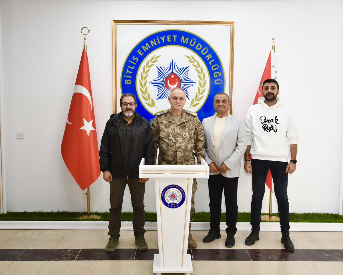 Bitlis İl Emniyet Müdürü sayın Koray Şensoy’u makamında ziyaret ettik.
Nazik ev sahipliği ve samimi ilgilerinden dolayı kendilerine teşekkür ediyor, başarılarının devamını diliyoruz.