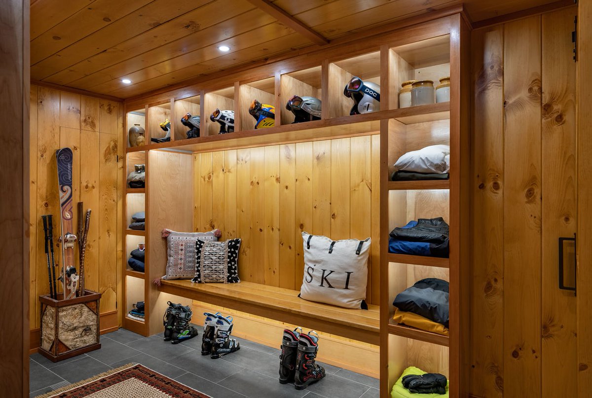 KeyIntDesigner's tweet image. This ski house mudroom by New Hampshire's Randy Trainor is the definition of refined function. Built-in cubbies, tactile woodwork, and subtle lighting create a space that feels as thoughtful as it is practical. A mountain home essential. 🏔️
bit.ly/2Z3pIsw