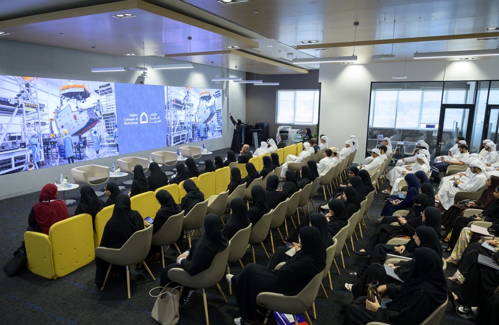 _edgegroup's tweet image. تصدّرت ايدج، بالتعاون مع وكالة الإمارات للفضاء و&quot;سبيس42&quot;، المبادرة الوطنية للتوعية بقطاع الفضاء تحت شعار العيش في الفضاء، والتي شملت ست مدارس وجامعات في مختلف أنحاء الدولة، لإلهام الجيل القادم من المبتكرين. ومن خلال ورش عمل حول مراقبة الأرض، وتقنيات الاتصالات عبر الأقمار…