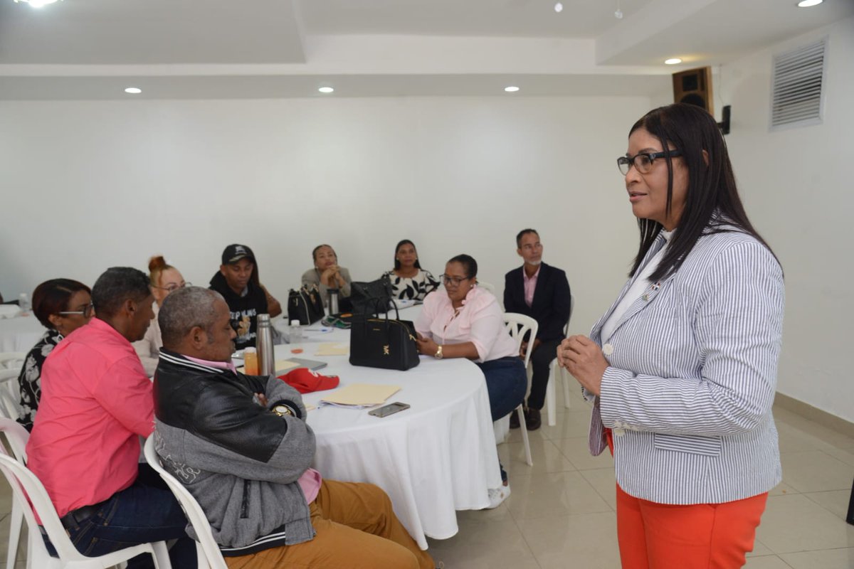 El INAFOCAM da seguimiento a dos grupos del programa desarrollado por la Universidad Pedagógica Institucional Dominicana (UPID), en la Regional 02, San Juan, con la participación de los facilitadores Andrea Cuevas y Wilman De Óleo. 💡🎓

#Inafocam #FormaciónDocente