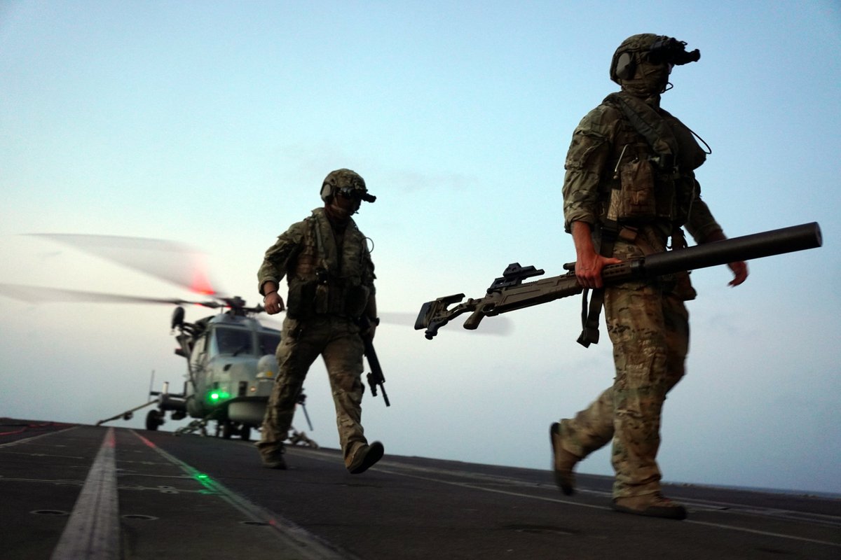RoyalNavy's tweet image. Hoofin' shootin' 👏💪
Pinpoint accuracy from @RoyalMarines snipers of @42_commando in an @815NAS Wildcat from @HMSLANCASTER stopped traffickers in their tracks as their engine was disabled while trying to flee with £35m illegal drugs in the Gulf.
🔗royalnavy.mod.uk/news/2025/octo…