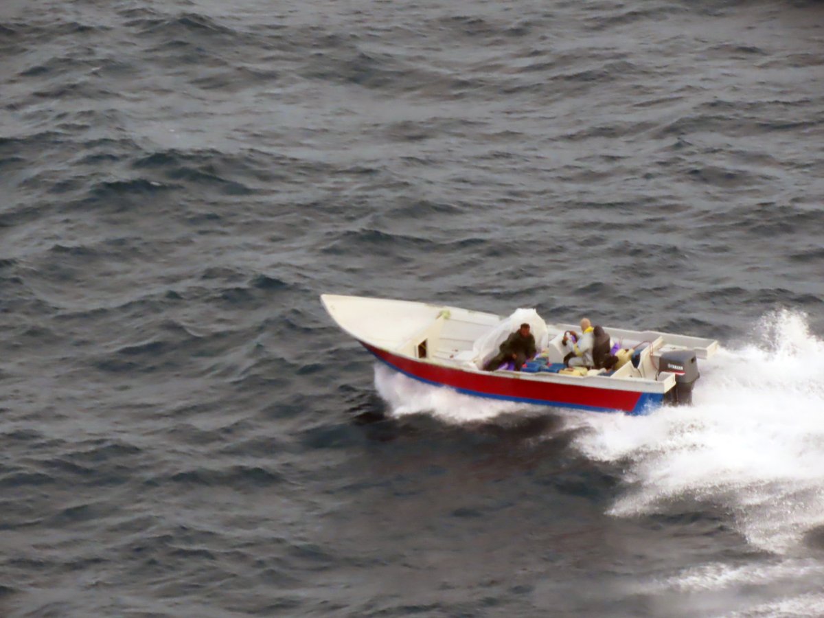 RoyalNavy's tweet image. Hoofin' shootin' 👏💪
Pinpoint accuracy from @RoyalMarines snipers of @42_commando in an @815NAS Wildcat from @HMSLANCASTER stopped traffickers in their tracks as their engine was disabled while trying to flee with £35m illegal drugs in the Gulf.
🔗royalnavy.mod.uk/news/2025/octo…