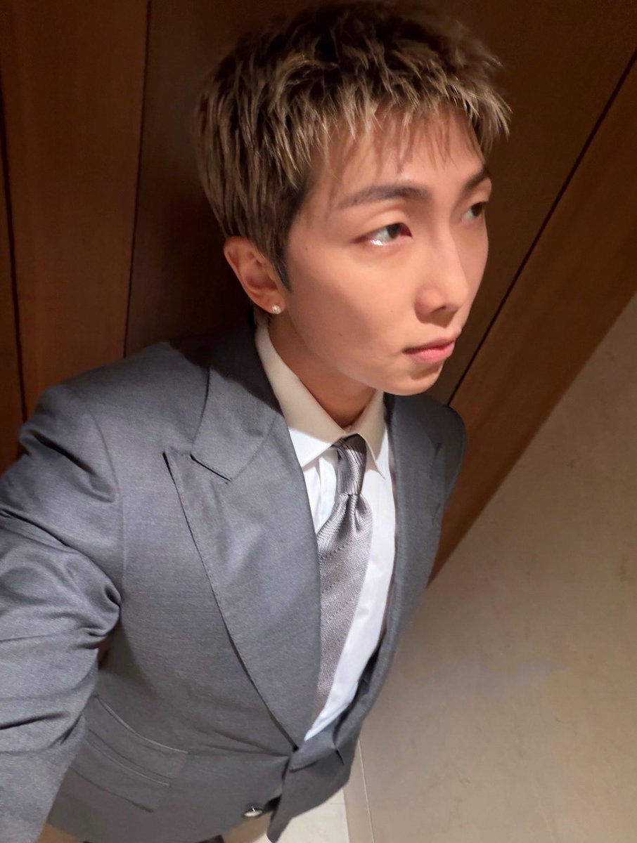 minimonilogist's tweet image. my newest obsession: namjoon&apos;s diamond stud😩