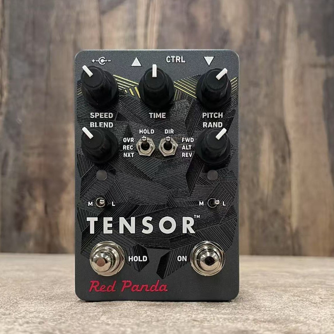 ninevoltjpn's tweet image. 〖 Red Panda  Tensor 〗在庫ございます！🙌

Tensorは、音を細かく切り刻んでループさせたり、タイムストレッチやピッチシフトを加えて独創的な音色を生み出します。グリッチやホールドサウンドもカバー。

▼商品詳細をチェック↓🐼
🛒 ninevolt.jp/products/redpa…

#redpanda #tensor #エフェクター