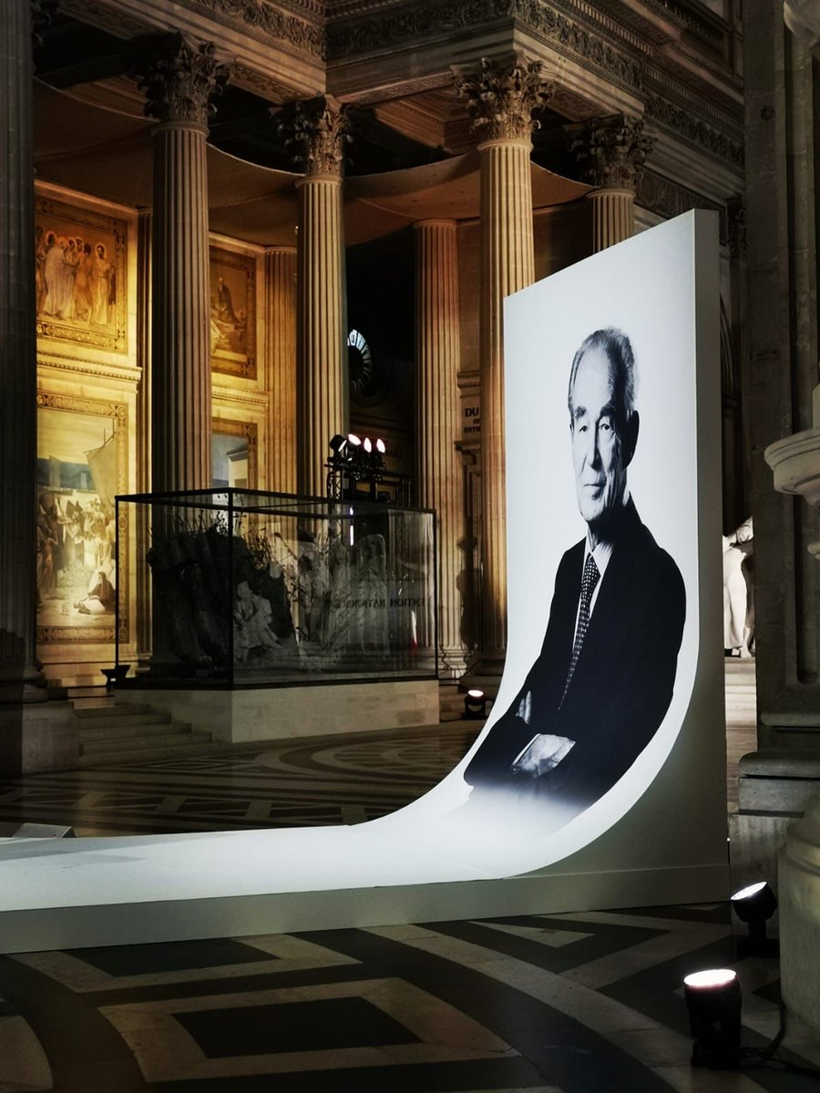 Hier, la Conférence des bâtonniers, représentée par <a href="/JRaphFernandez/">fernandez</a>, son premier vice-président <a href="/cbayle33/">Christophe Bayle</a> et de nombreux membres du Bureau et anciens présidents, participait à la cérémonie de panthéonisation de Robert Badinter, présidée par le Président de la République,