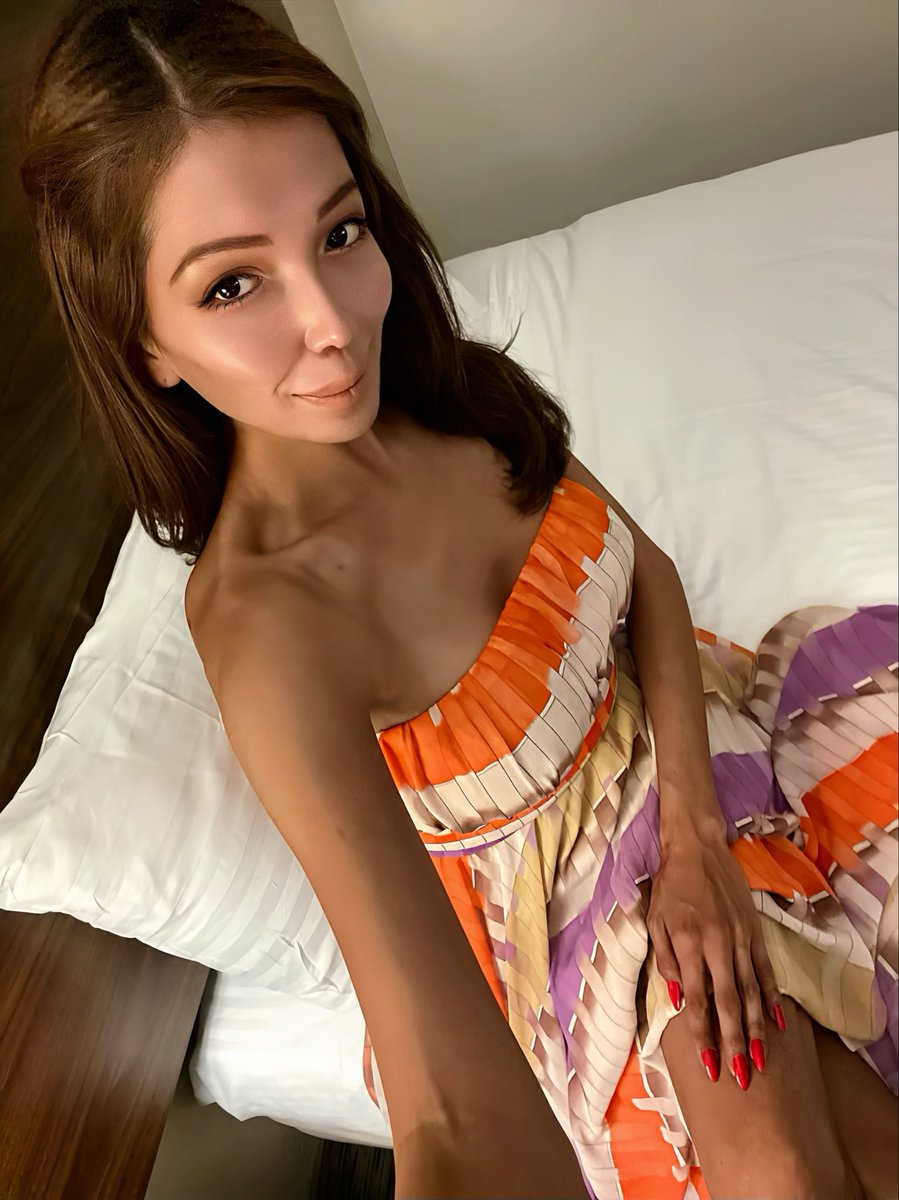 JamiePage9's tweet image. There’s nothing forced about me. 

I’m sensual by nature, magnetic without effort. 

I radiate with energy you can’t fake or forget. 🤎🪶