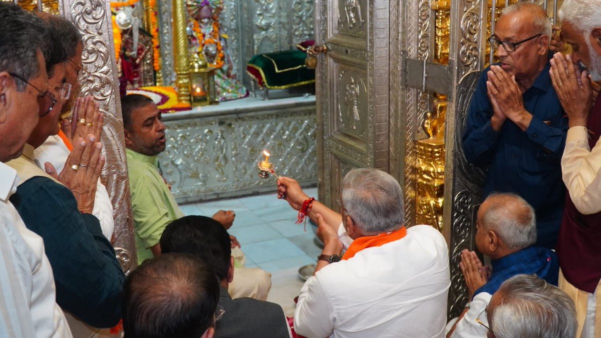 shaileshnaibjp's tweet image. પ્રદેશ અધ્યક્ષ શ્રી @MLAJagdish જીએ આજે તેમના ઉત્તર ઝોનના પ્રવાસ દરમ્યાન ઊંઝા ખાતે બિરાજમાન જગતજનની મા ઉમિયાની પૂજા-અર્ચના કરી અને આશીર્વાદ મેળવ્યા. 

જય મા ઉમિયા 🙏