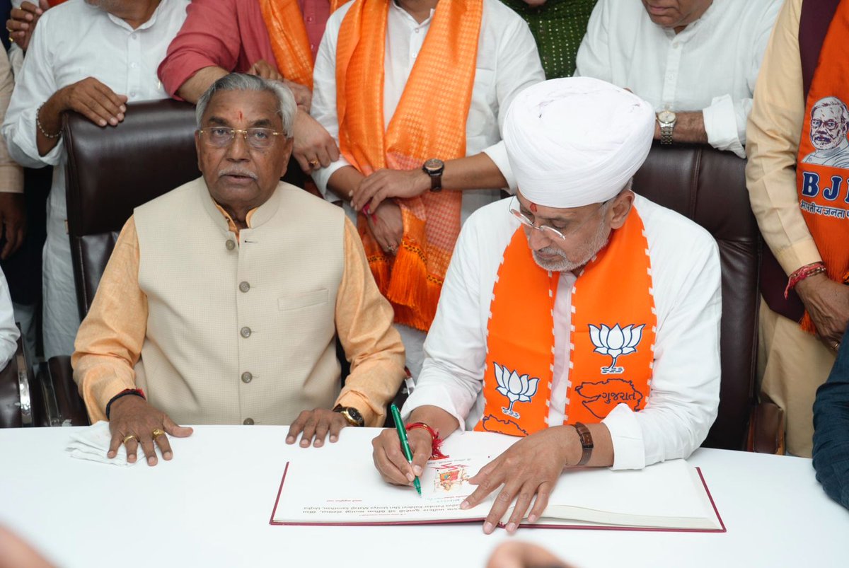 shaileshnaibjp's tweet image. પ્રદેશ અધ્યક્ષ શ્રી @MLAJagdish જીએ આજે તેમના ઉત્તર ઝોનના પ્રવાસ દરમ્યાન ઊંઝા ખાતે બિરાજમાન જગતજનની મા ઉમિયાની પૂજા-અર્ચના કરી અને આશીર્વાદ મેળવ્યા. 

જય મા ઉમિયા 🙏