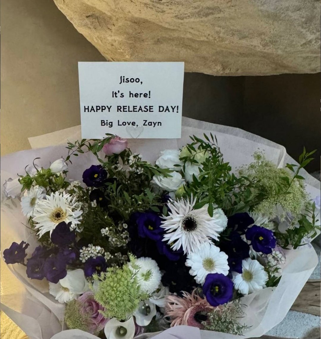 zradfordb0y's tweet image. zayn florist came back stronger than ever ???
