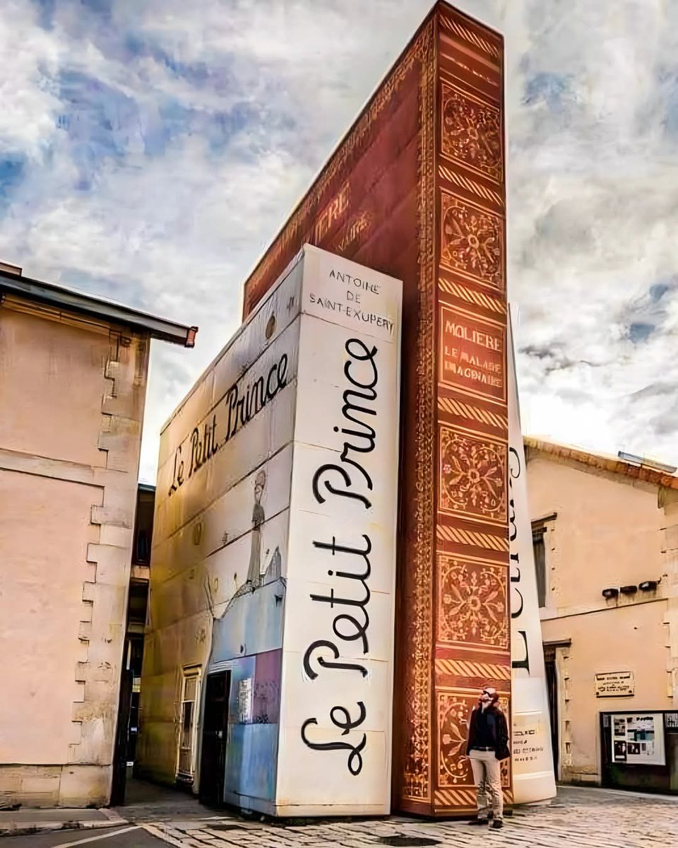 La entrada de la biblioteca pública Méjanes en Aix-en-Provence, Francia. 😍📚