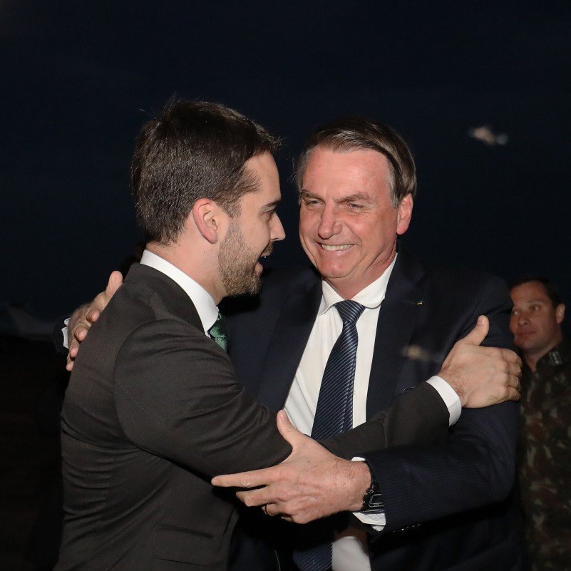 "eduardo leite abraçando bolsonaro" pesquisa google imagens primeiro resultado: