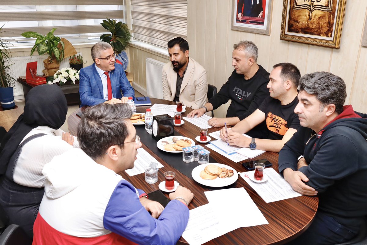 Şube Müdürümüz Ramazan Sertpolat’ın başkanlığında gerçekleştirilen toplantıda, okullarımızda LGS başarısını artırmaya yönelik çalışmalar değerlendirildi.

📍 Ayser Çalık Ortaokulu
📍 Yunus Emre Ortaokulu