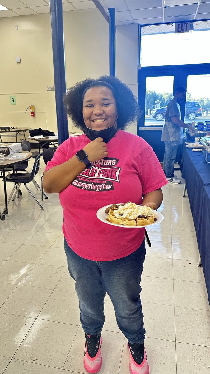 MiaBradshawHR's tweet image. Principal Blakely showing the love at Redan ES today! Staff enjoying a breakfast waffle bar! #PositiveVibes