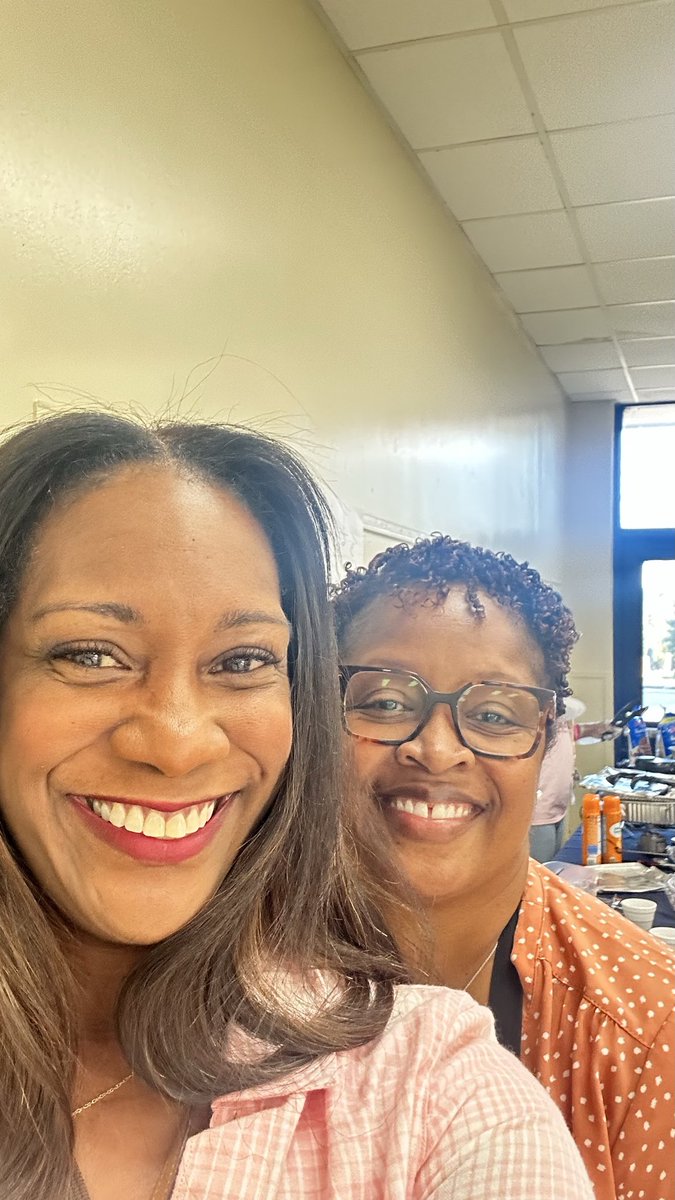 MiaBradshawHR's tweet image. Principal Blakely showing the love at Redan ES today! Staff enjoying a breakfast waffle bar! #PositiveVibes